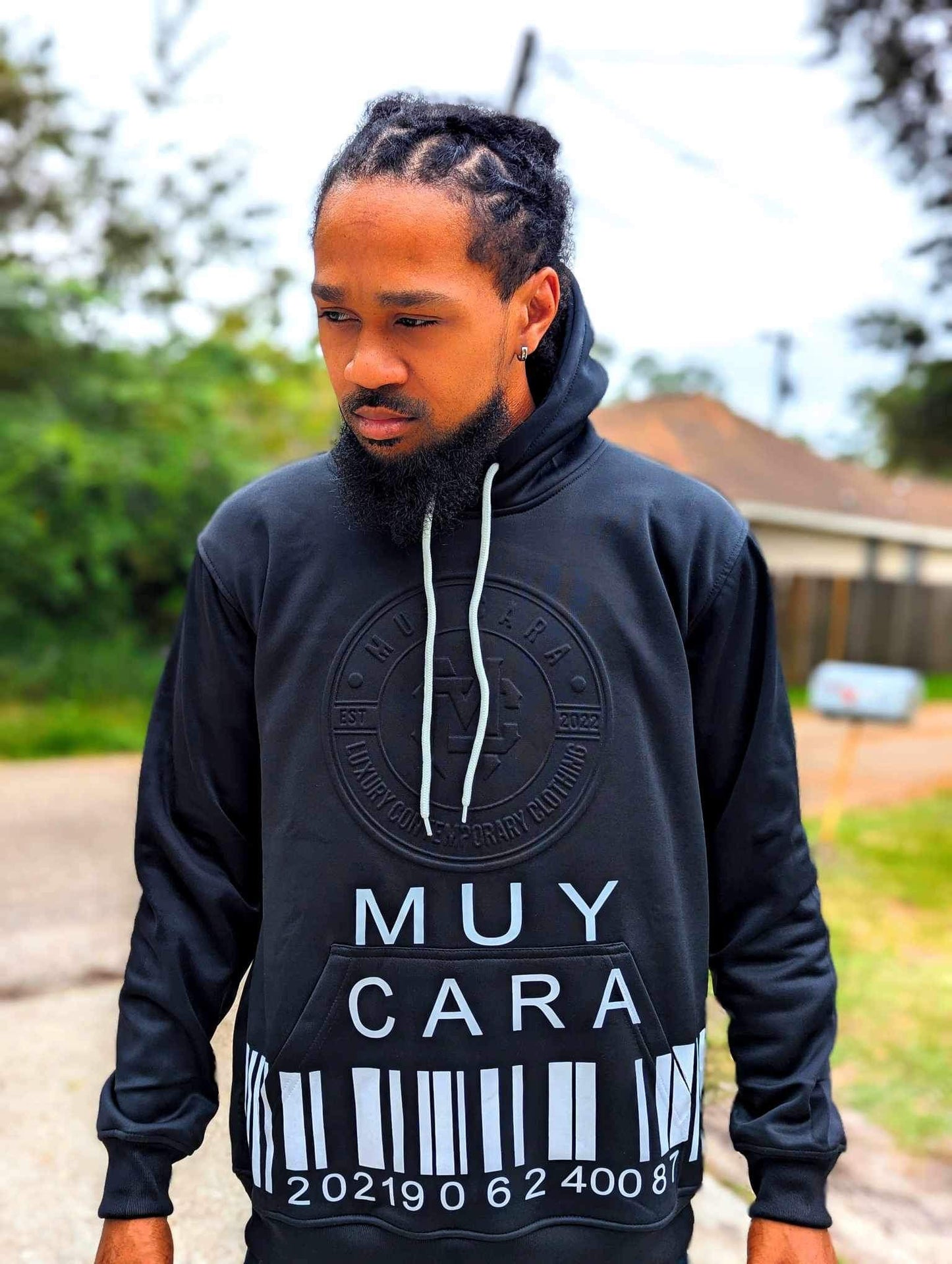 (🚨Just Released🚨)UNISEX EMBOSSED BLACK HOODY - www.muycara.com