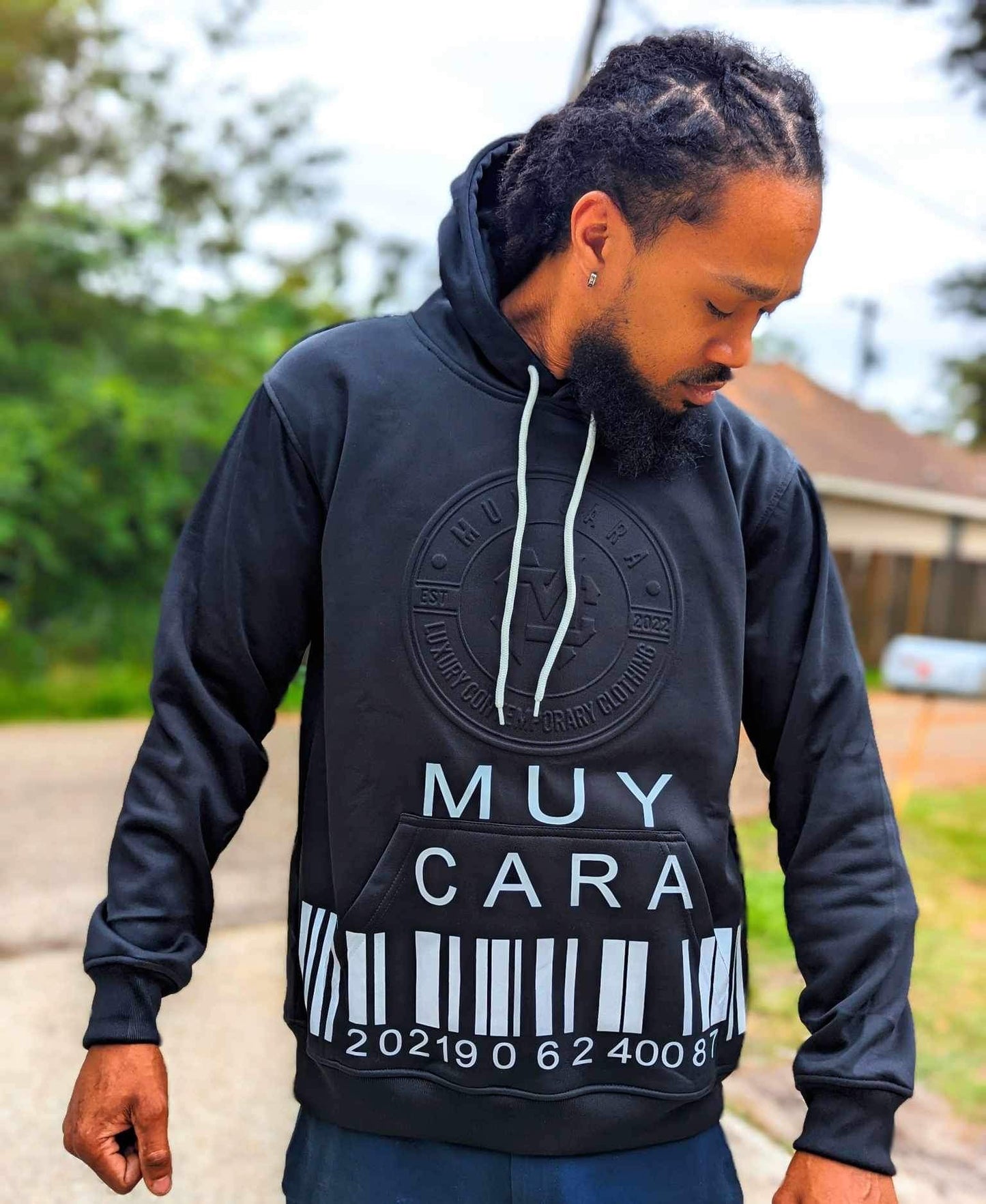 (🚨Just Released🚨)UNISEX EMBOSSED BLACK HOODY - www.muycara.com