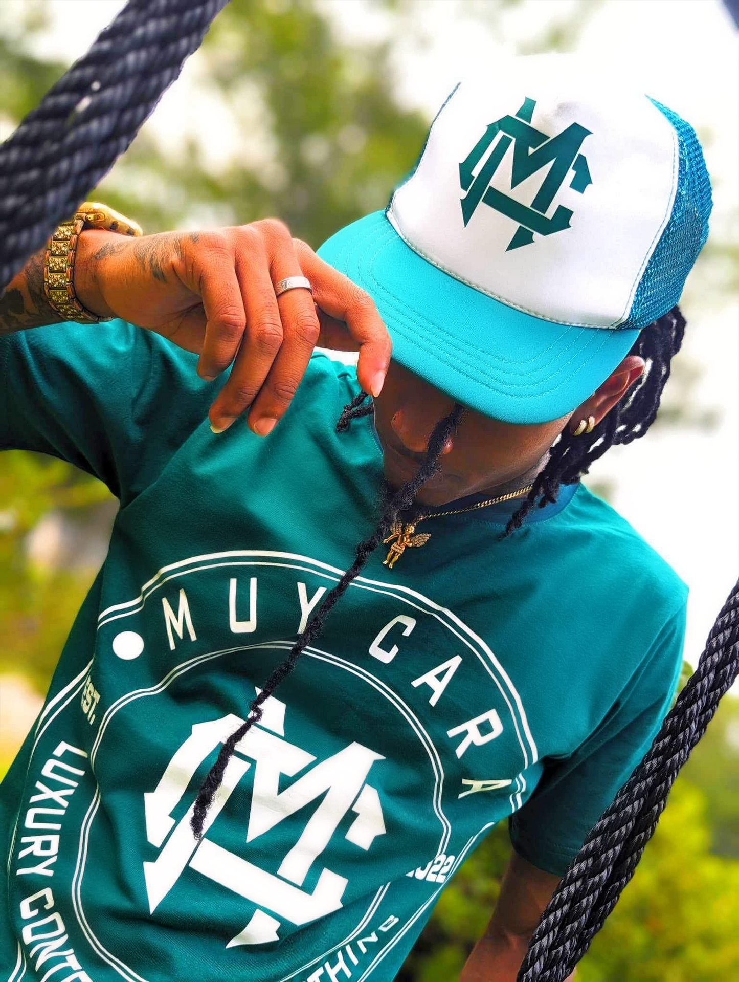 DOUBLOON GREEN T-SHIRT AND TRUCKER HAT SET - www.muycara.com